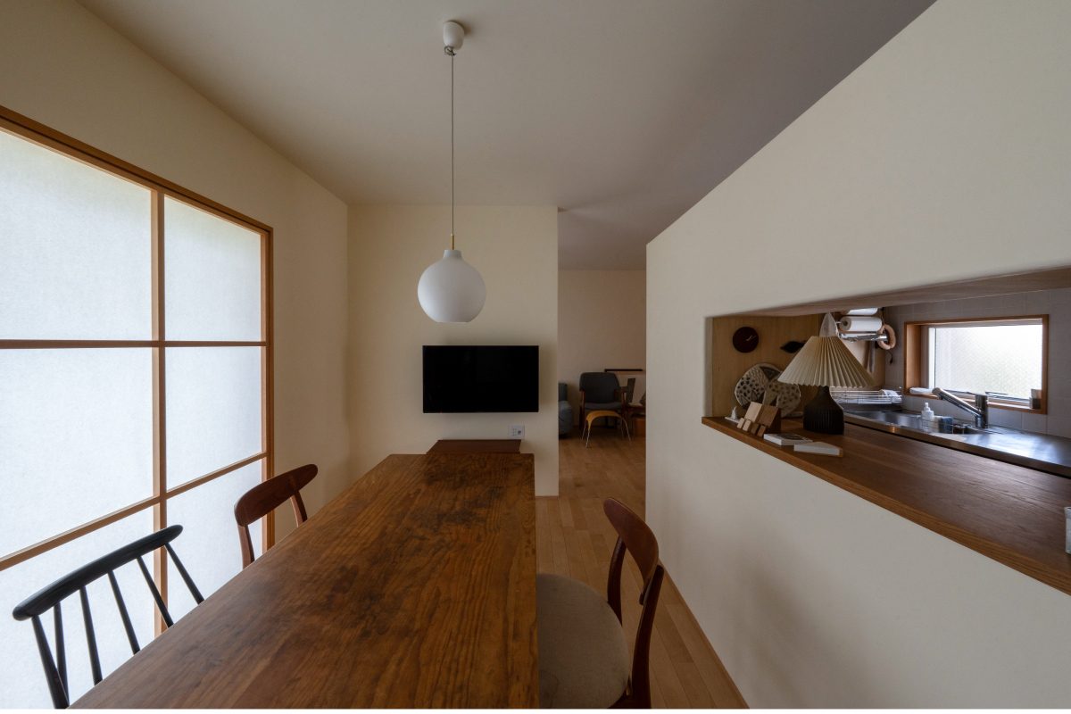 オープンなLDKは珪藻土を使った左官仕上げとなっており、心地よく広がりのある明るい空間に。