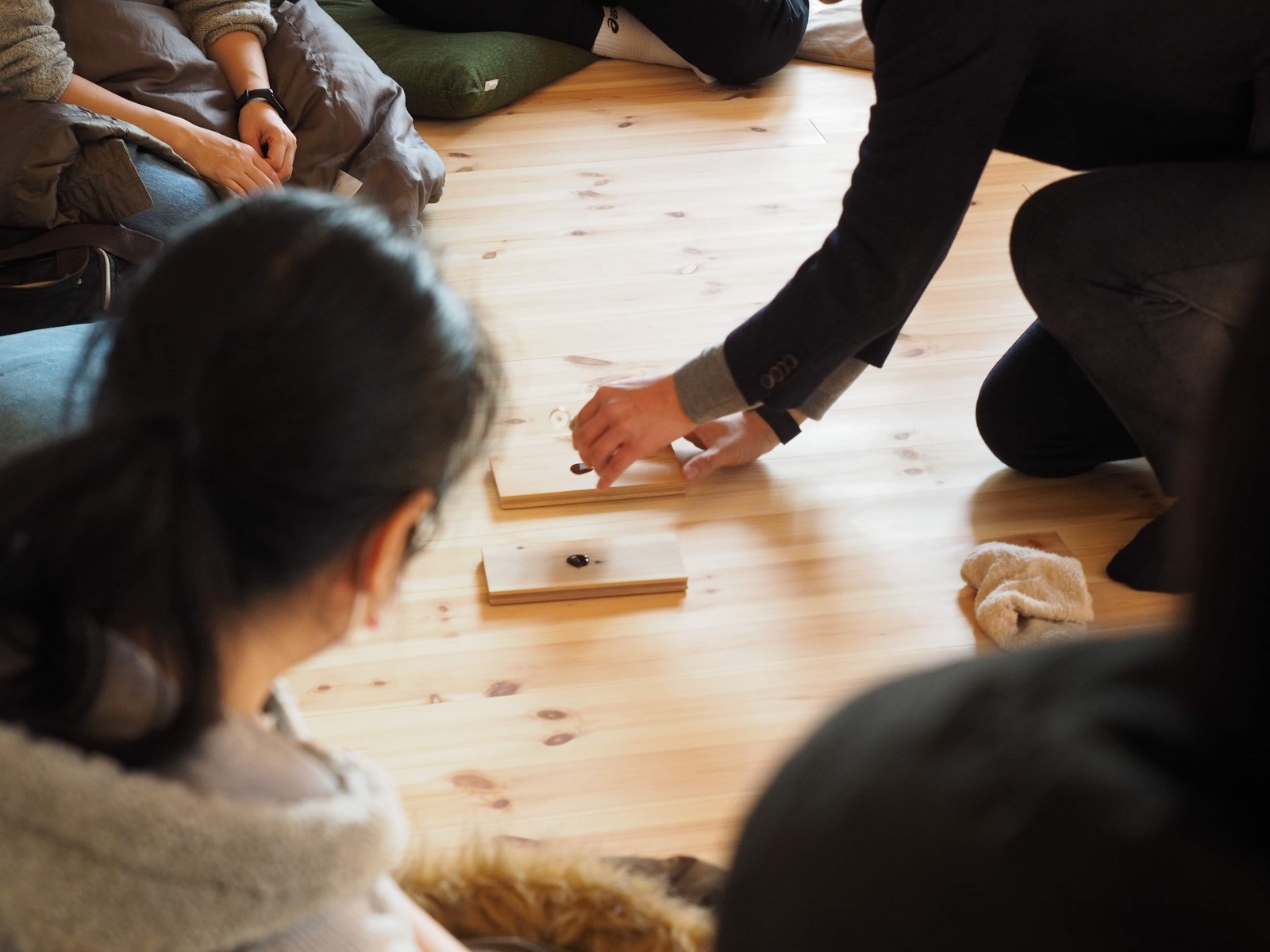 実際に素材に触れたり、実験を通して素材のメリット・デメリットをお伝えしていきます