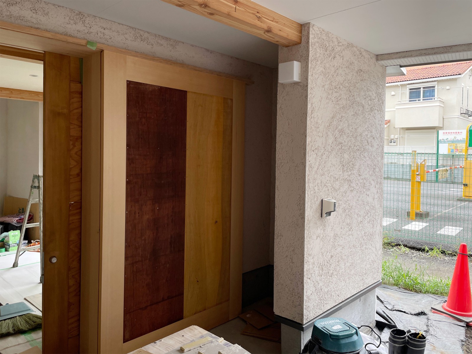 火山灰（そとん壁）の左官壁が美しい玄関