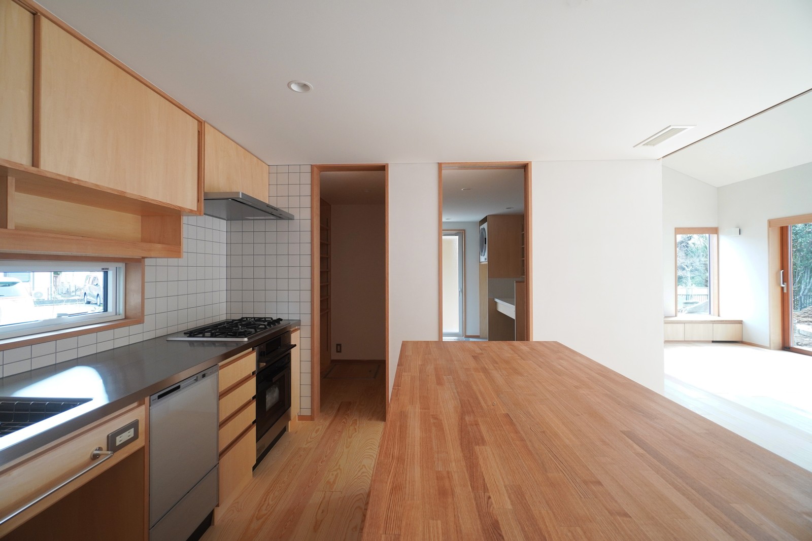 奥行きのあるカウンターが特徴のキッチンは、奥にパントリーも