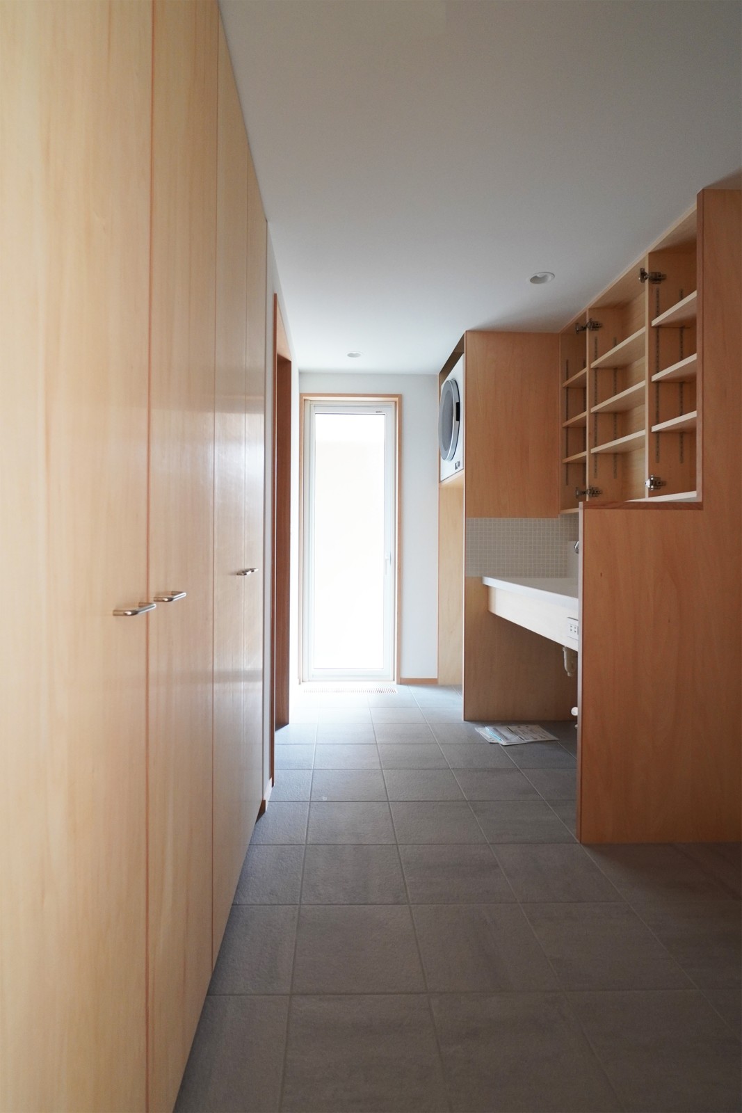 犬との暮らしをイメージして外からの動線を確保した洗面脱衣所