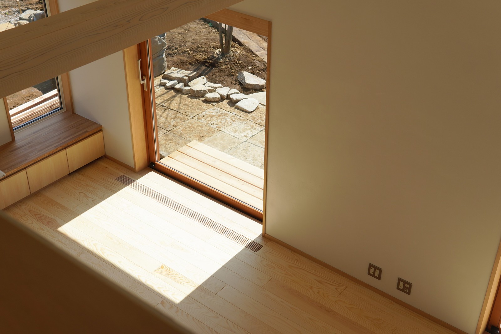 大きな吹き抜けによって開放感を感じます