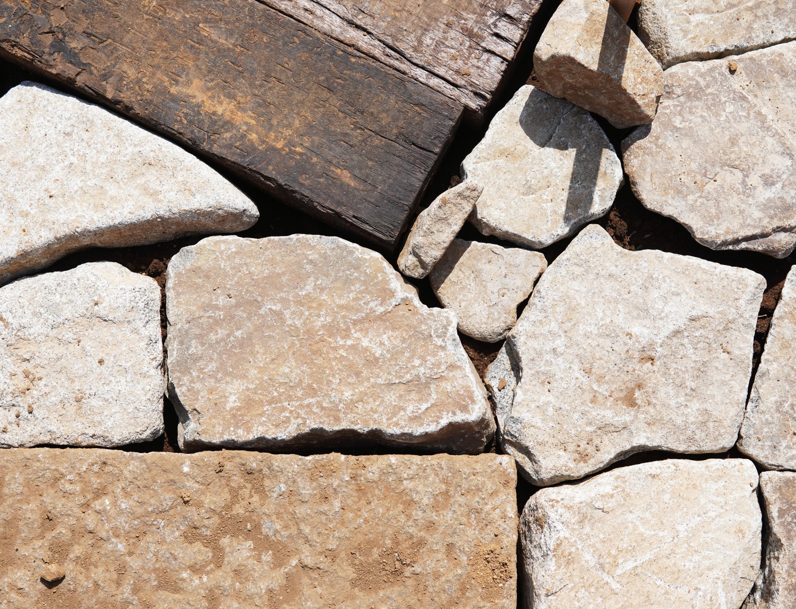 草木だけでなく、様々な素材を組み合わせてつくる庭