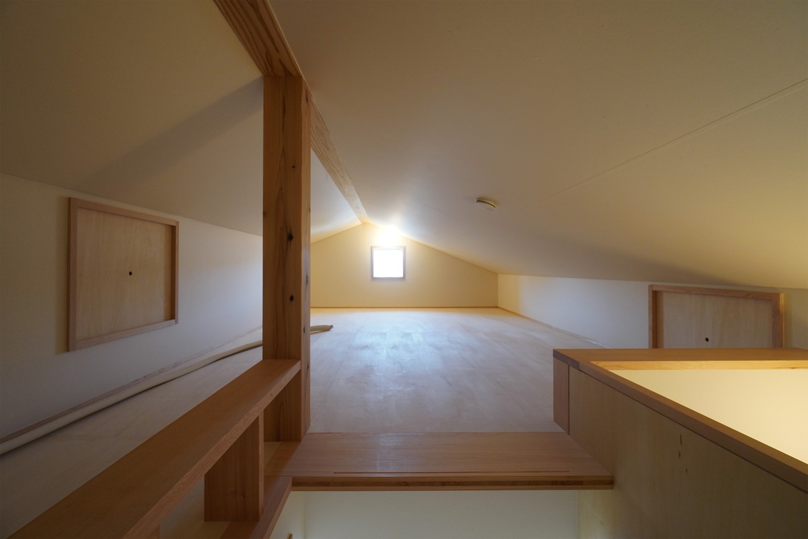 小屋裏はスーツケースなどの収納に