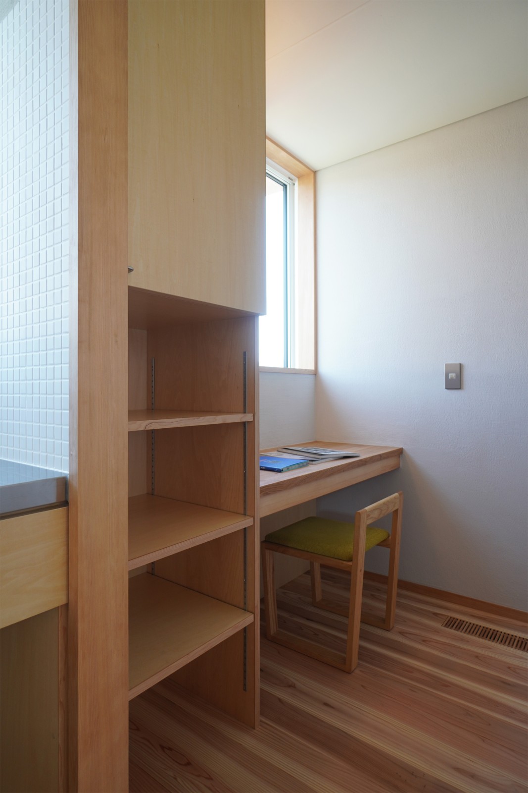 キッチン横のデスクスペース