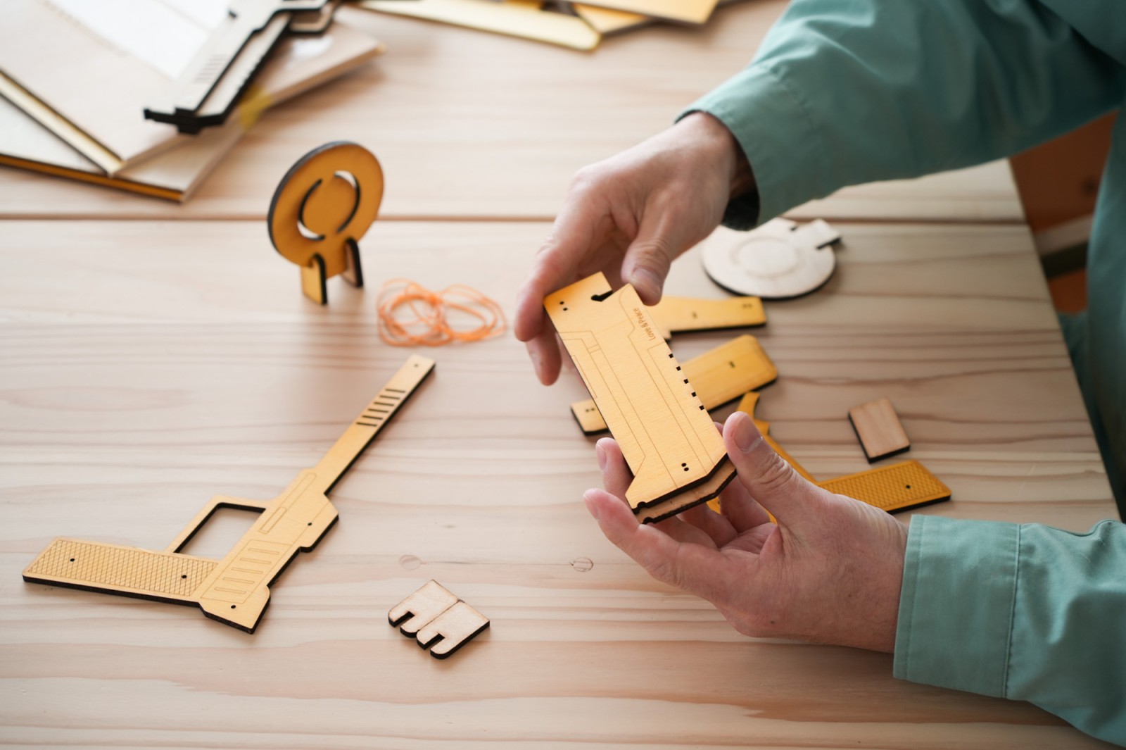 一つのひとつのパーツを確認。「どうやって組み立てるのかな？」