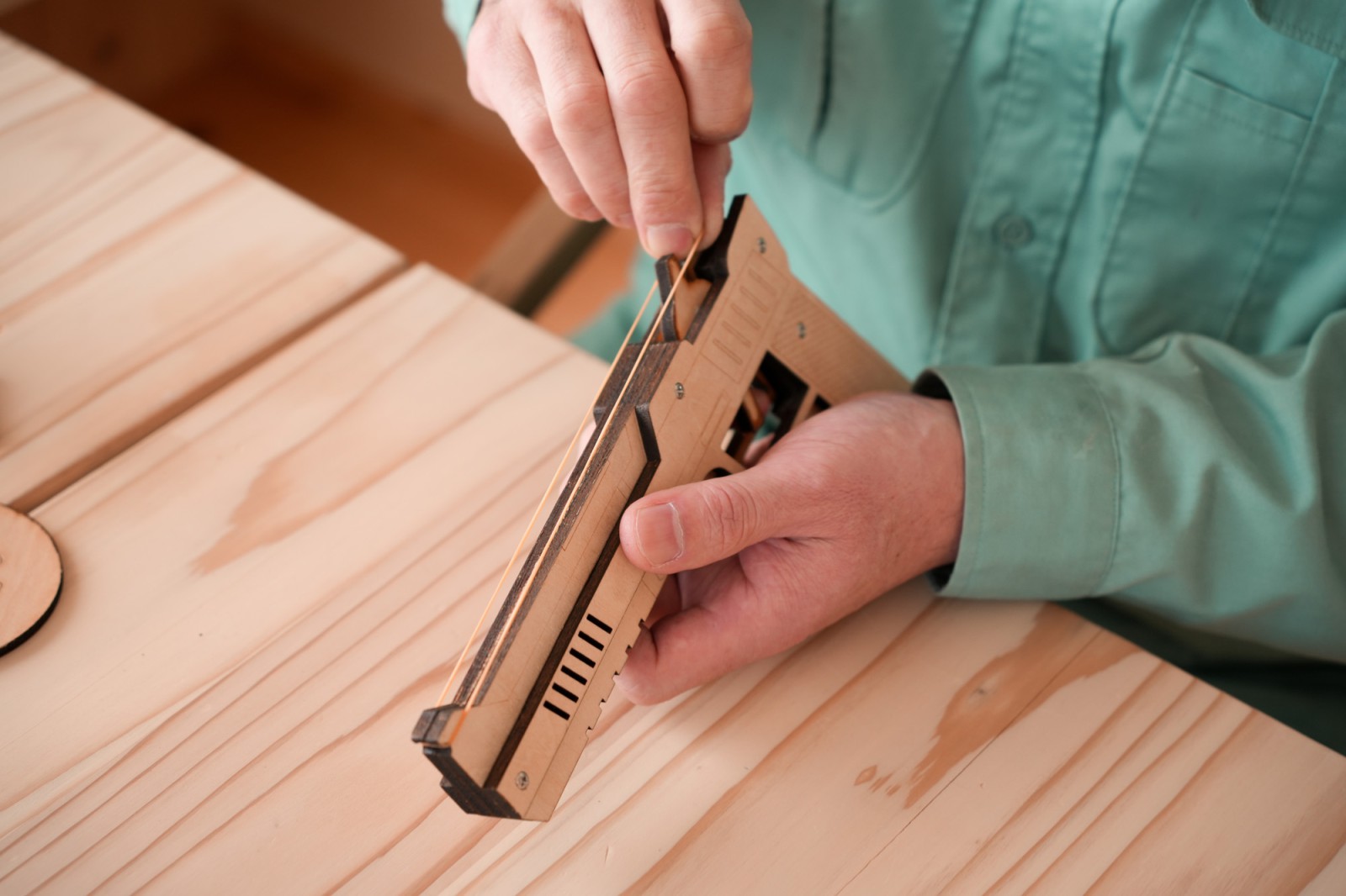 できあがったら輪ゴムをセットしてためしうち