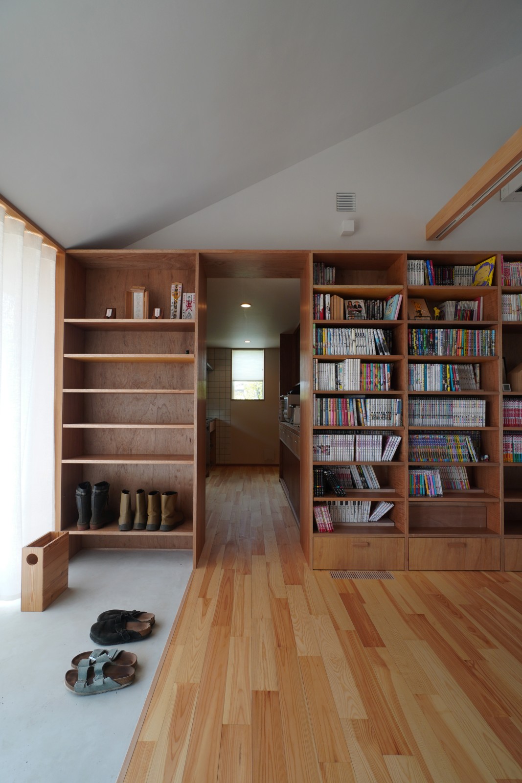 フラットな玄関と本棚