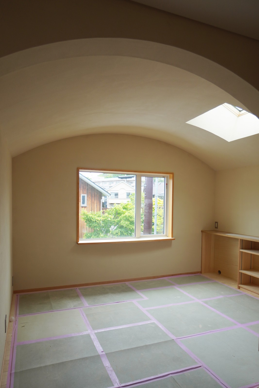 アーチ状の天井 天窓からの光がお部屋を明るく照らします