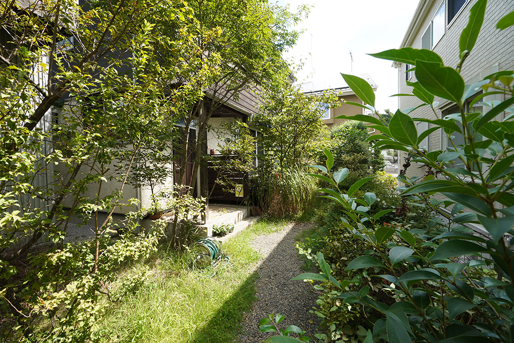 「トトロに出てくるような茂っているけどいい雰囲気の庭になるといいなと思って」という佐々木家の庭。庭が近い１階リビングの暮らしの想像も膨らみますよ。