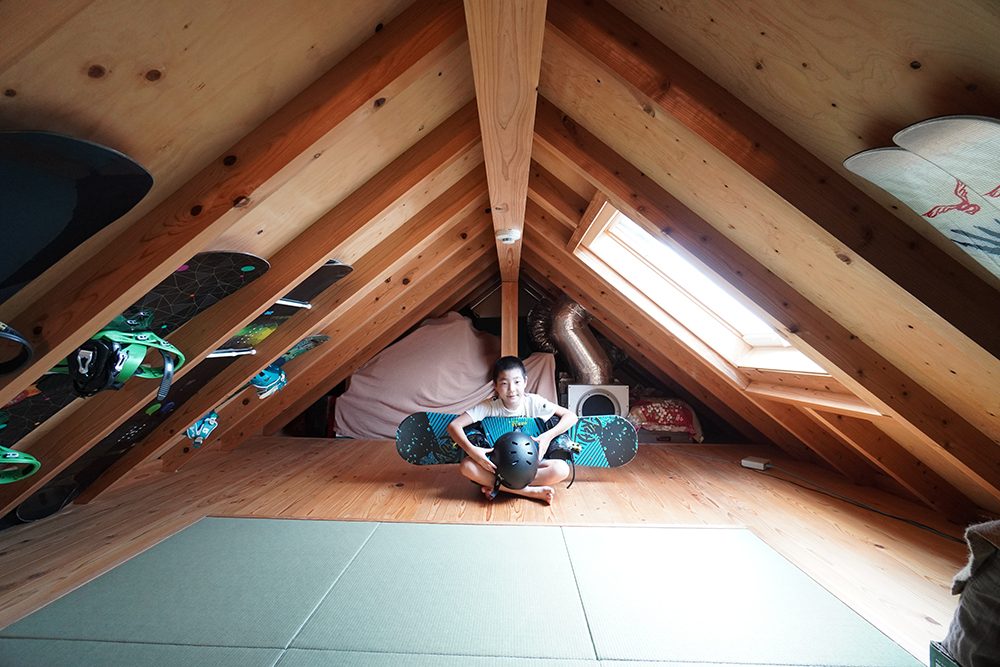 12年経ち子ども達も成長。木造ドミノ住宅の子ども部屋の仕切り方などぜひ参考にしてください。固定階段で行き来しやすくした畳敷きの小屋裏もポイントのひとつ
