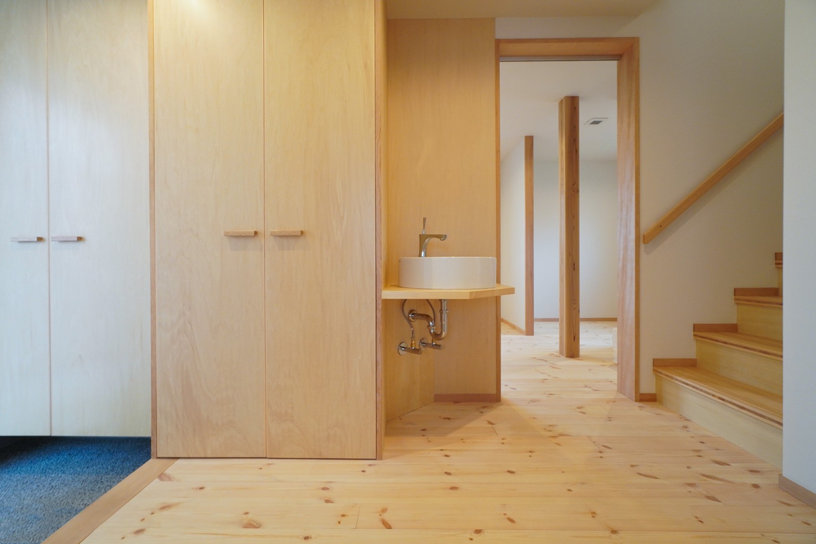 玄関にはシューズクロークとコート掛け、さらに帰宅後すぐに手洗いができる仕様に