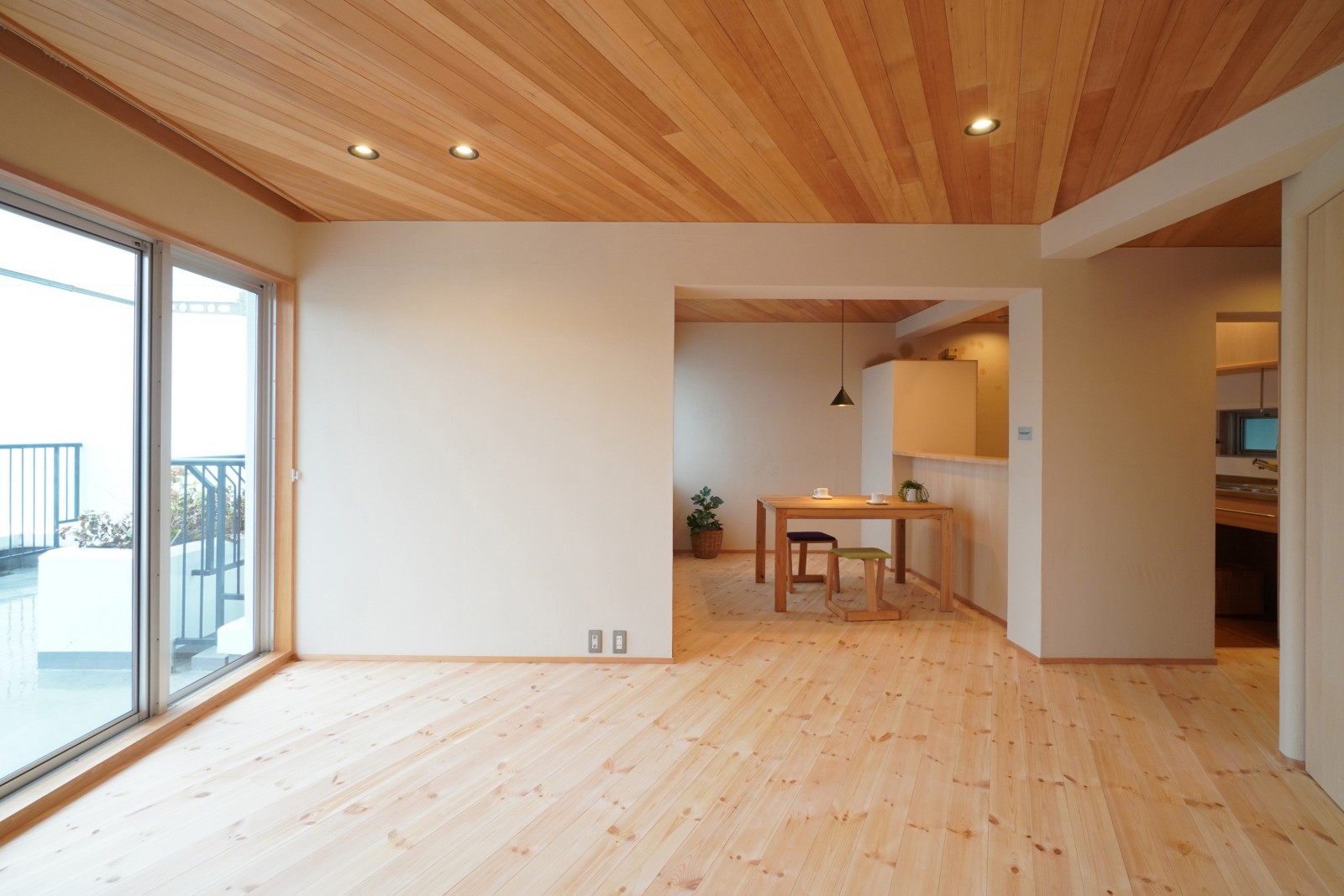 写真の正面の壁にソファを置く予定