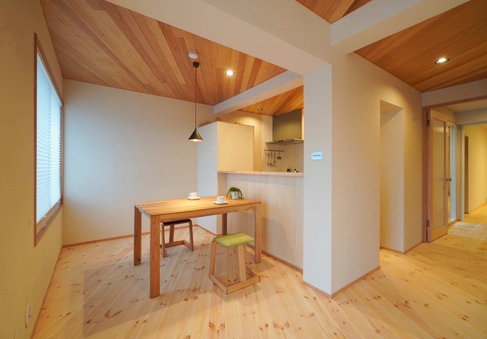 壁面は湯布珪藻土仕上げ。ダイニングの照明は小ぶりながら表情が美しいものをセレクト