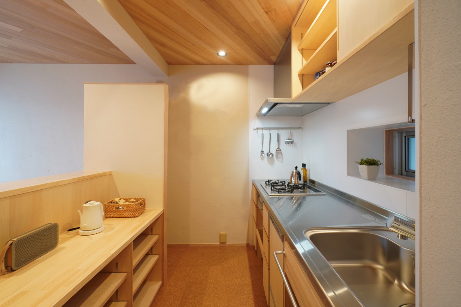 キッチンの収納も細部までこだわった。カウンター高さを工夫して家電がダイニングからちょうど隠れるように計画