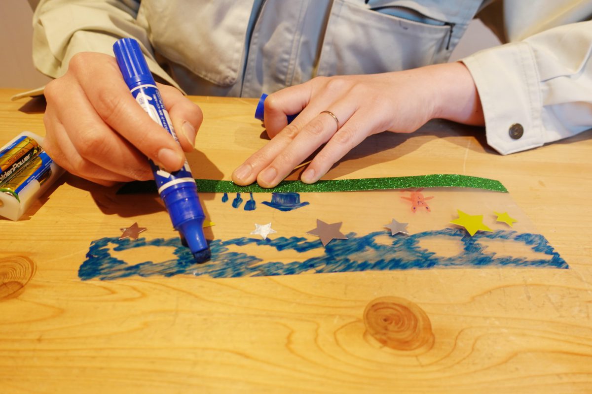 クリアファイルに絵を描いて...