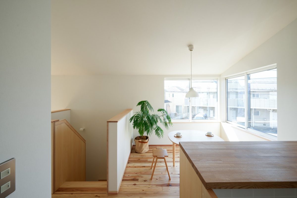 家の南側中央に階段室を設けて緩やかに空間を仕切る