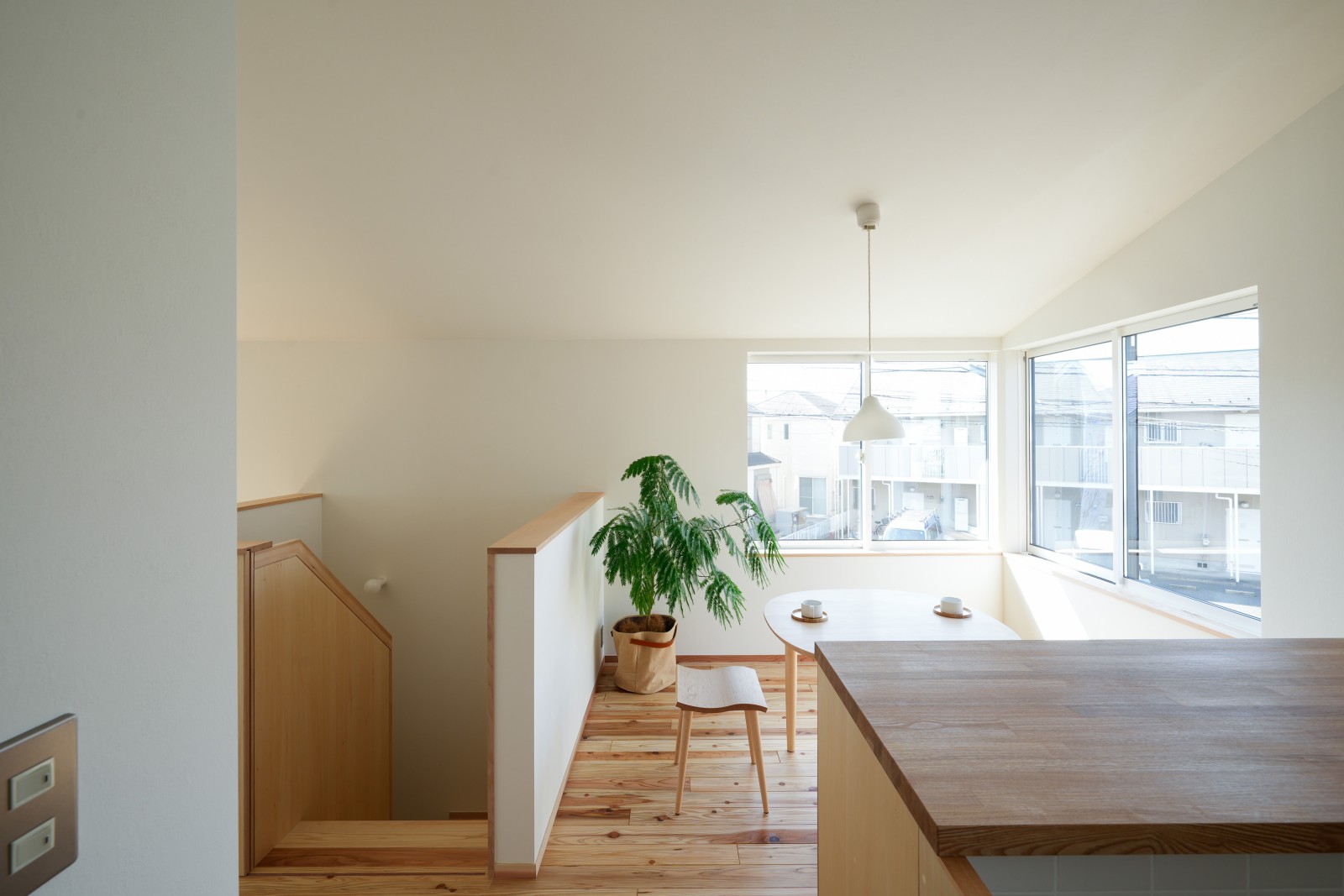 コーナー窓のあるダイニング。