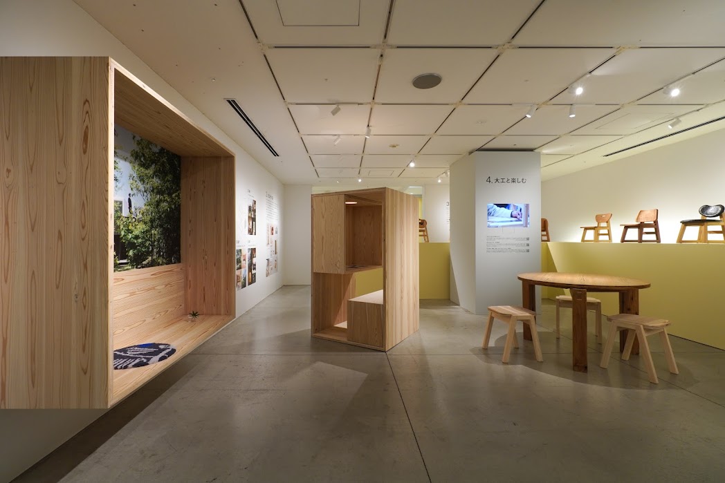 写真中央には「机箱」、古材を脚部に活用した丸テーブルも。