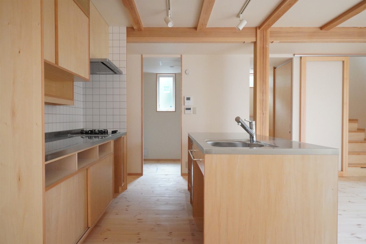 キッチンの奥には広いパントリーを設置