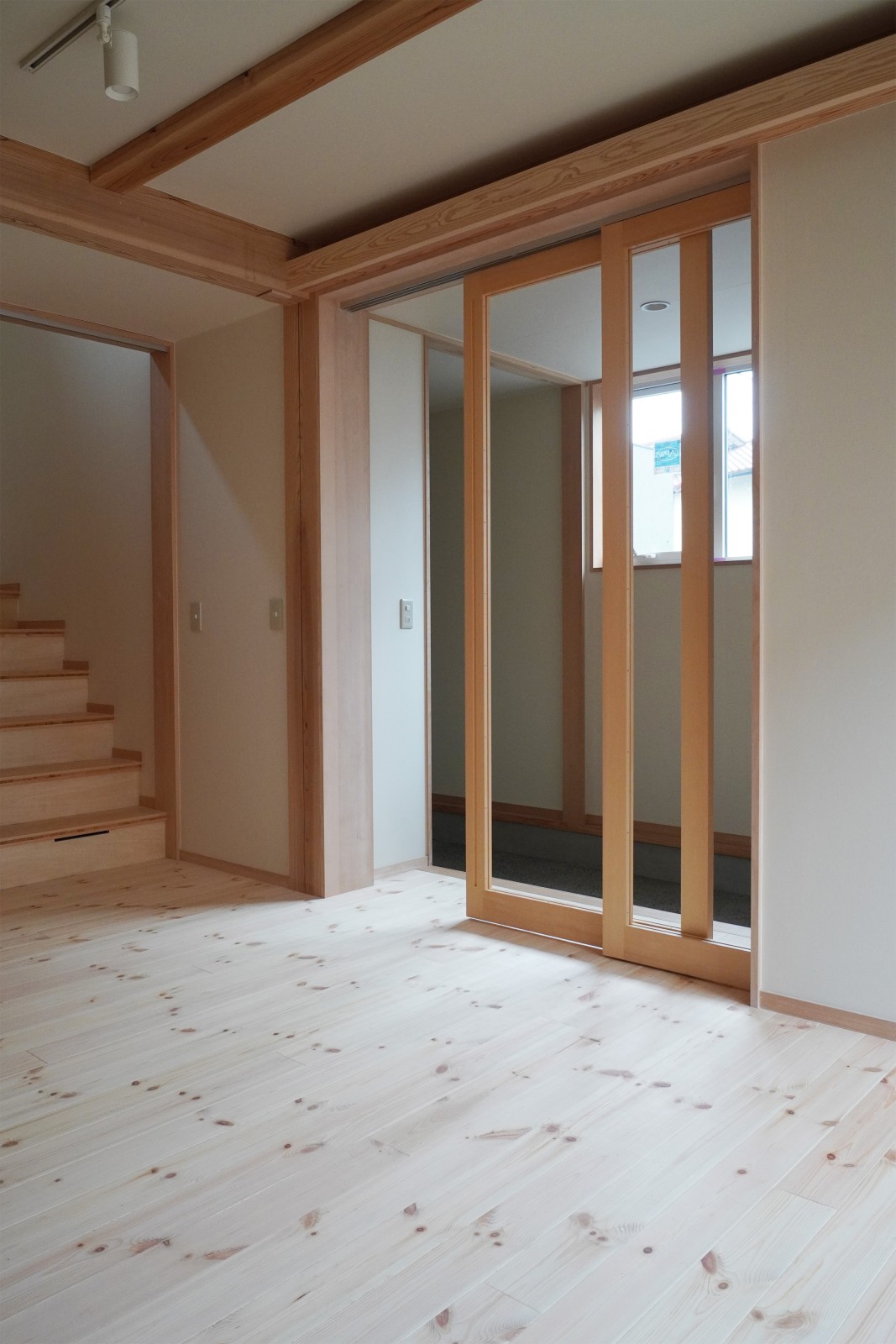 まだ施行中ですが玄関土間とLDKを仕切ることも