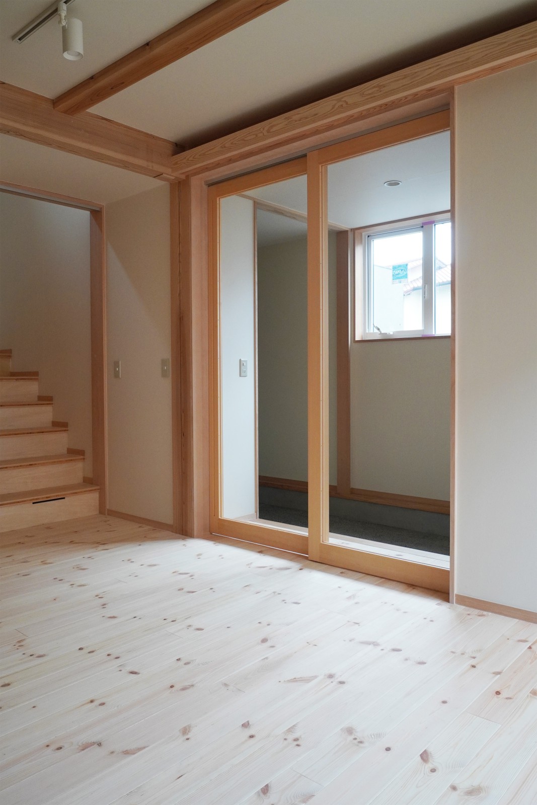 玄関土間の窓からもLDKに採光できます