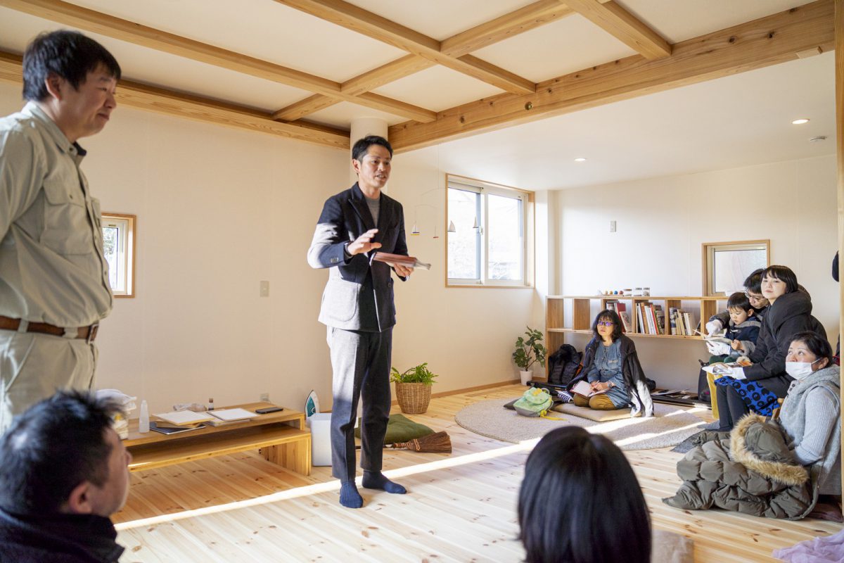 2020年1月にソーラータウン八国山で開催した素材選び教室の様子。中央が講師をつとめてくださるWonderwallの井筒さん