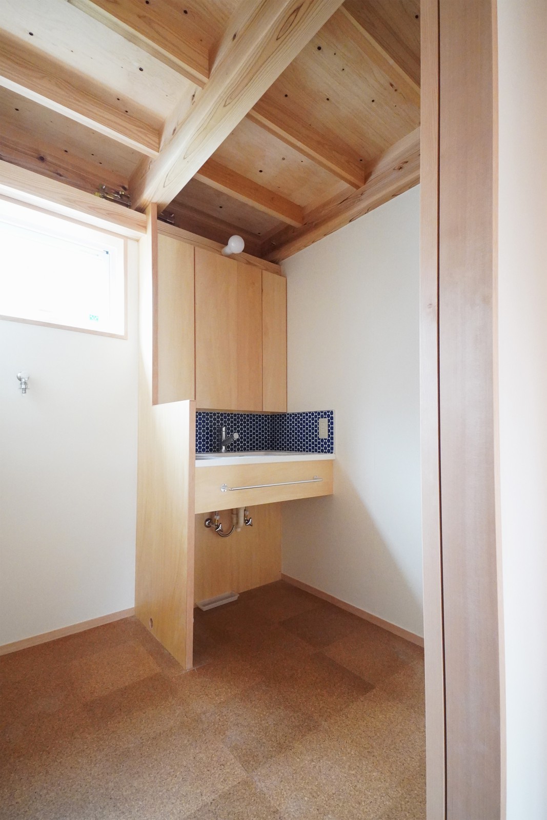 サワラ板の浴室と脱衣室も2階に