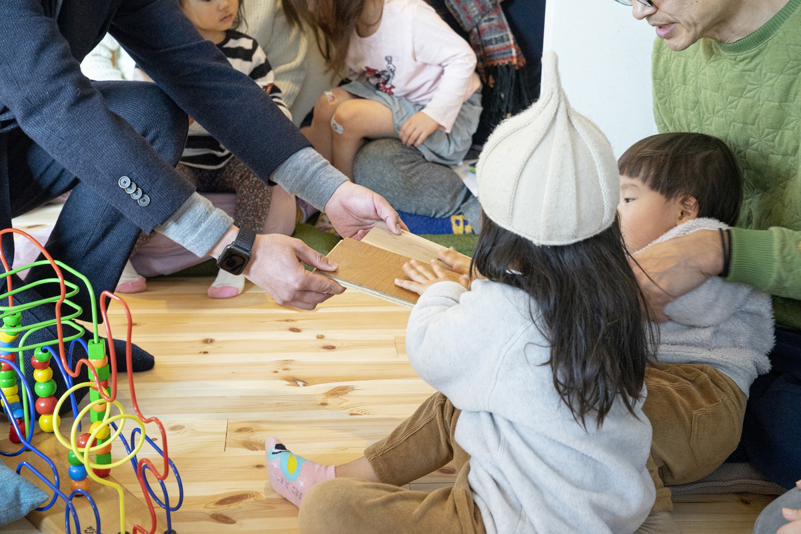子どもたちも、素材に実際にさわって違いをたしかめてみよう！