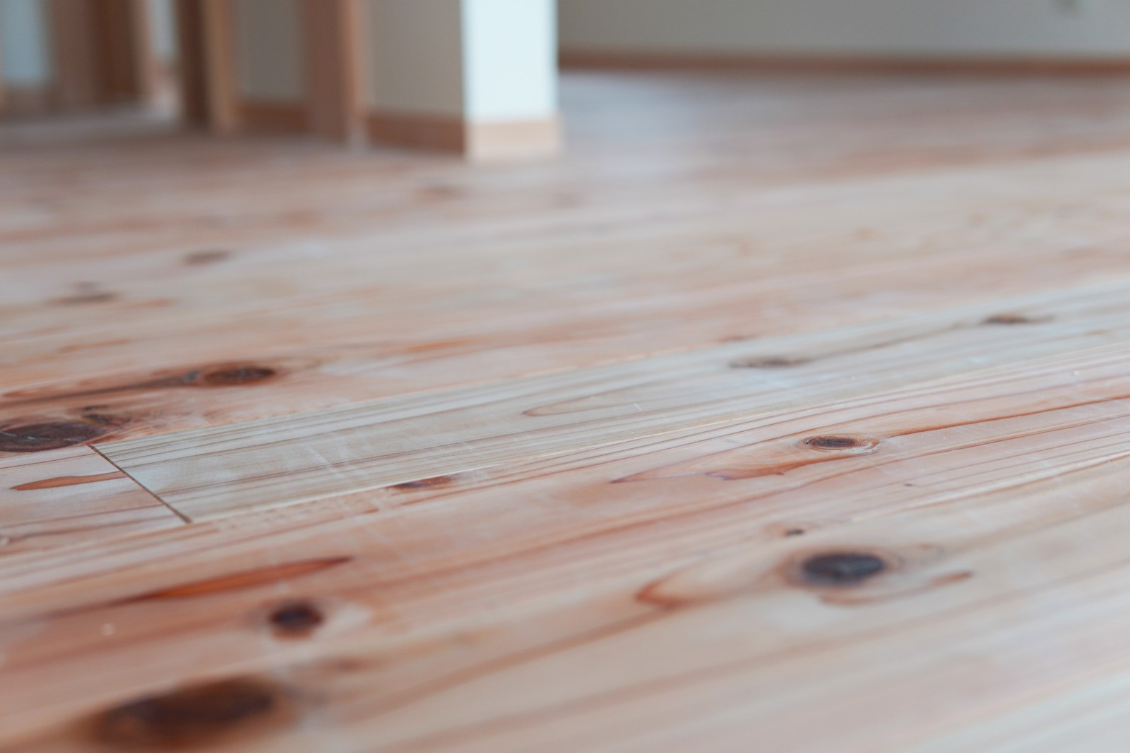 2階は赤味のある床材で1階と少し印象の変化をつけました