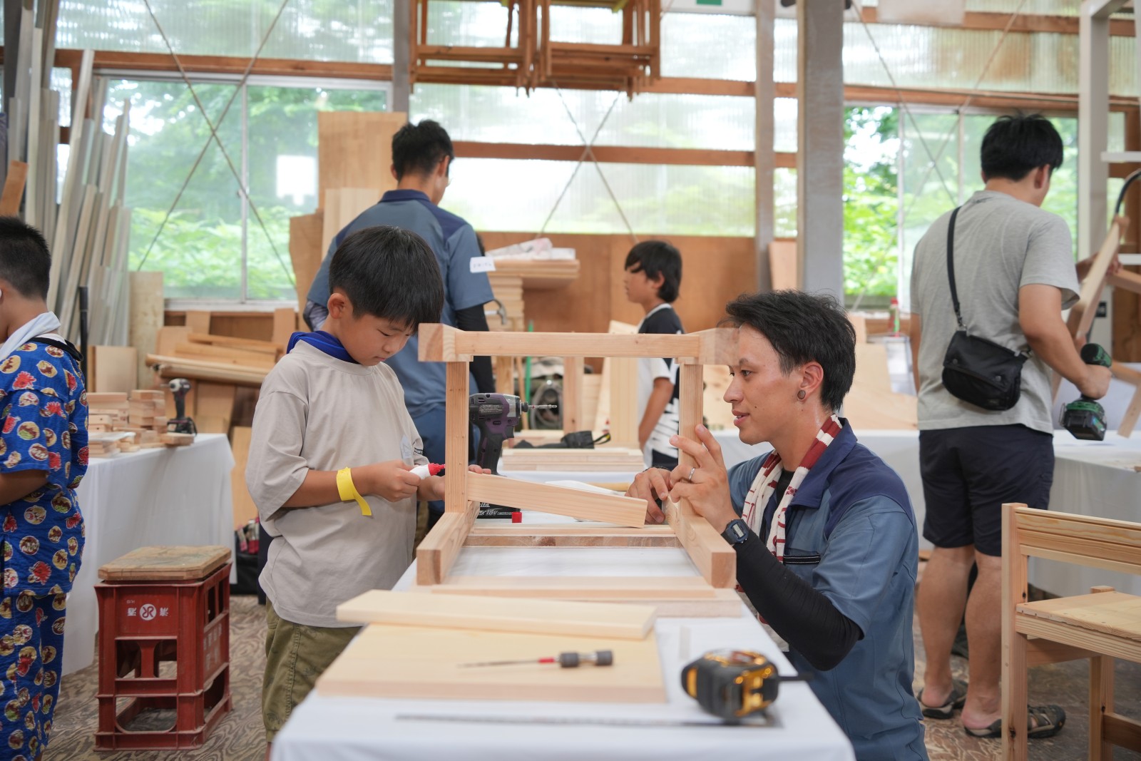 ワークショップの方法などは事前にレクチャー。スタッフも一緒に運営しています。