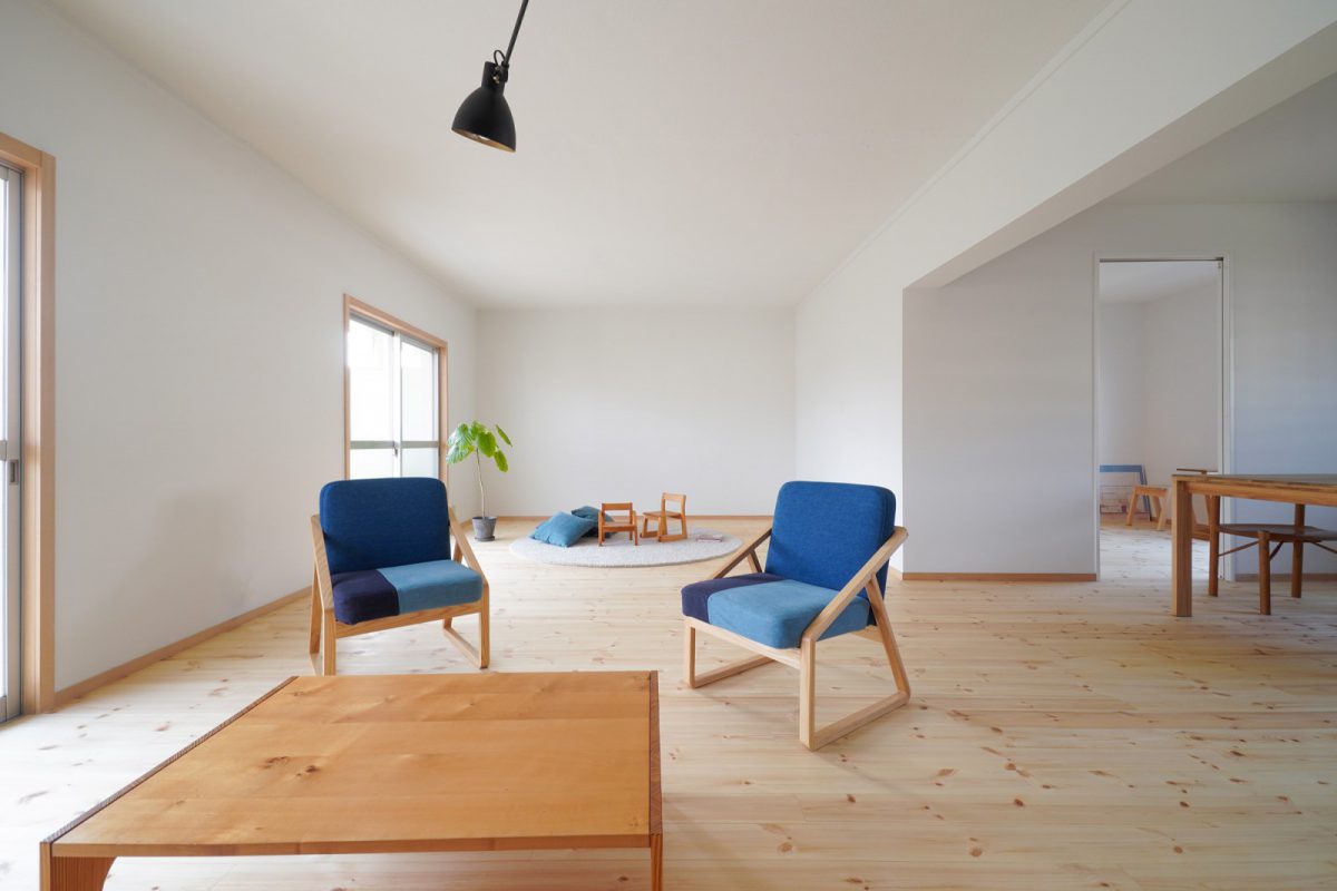 床は無垢のパイン材、壁は塗装仕上げ、天井はコンクリート。（開口部は既存の団地のサッシ・カーテンやブラインドはご入居後にオーナー様が設置予定）