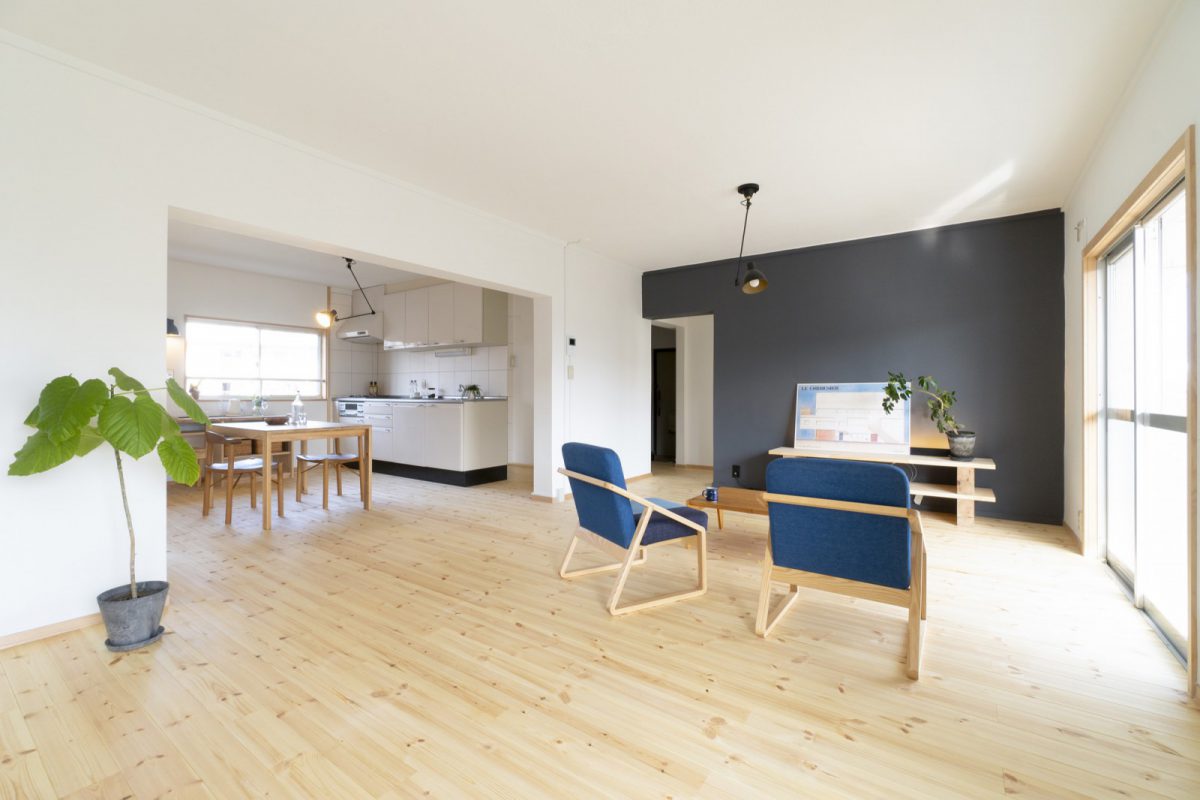 壁面の一部に奥行き感を演出するグレーのアクセントウォールを。空間が引き締まります。