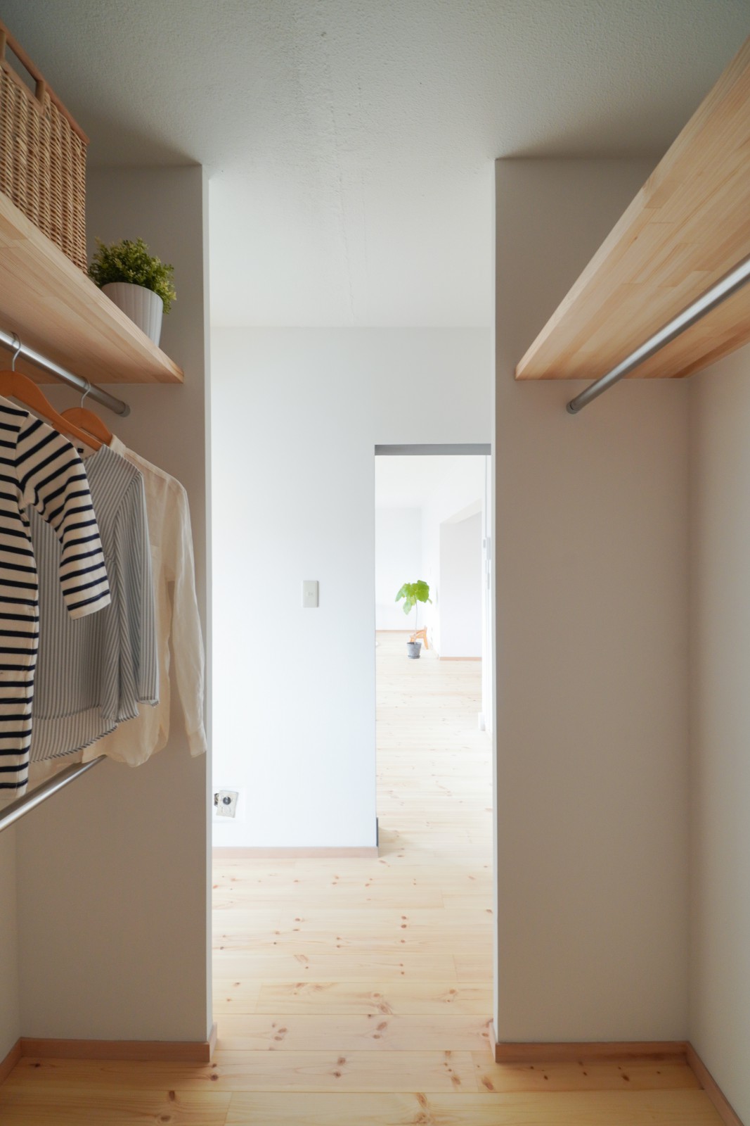 玄関の近くに新たにもうけたW.I.C。帰ってきてすぐにコートをかけられ、洗濯機からも近く使い勝手が良い。