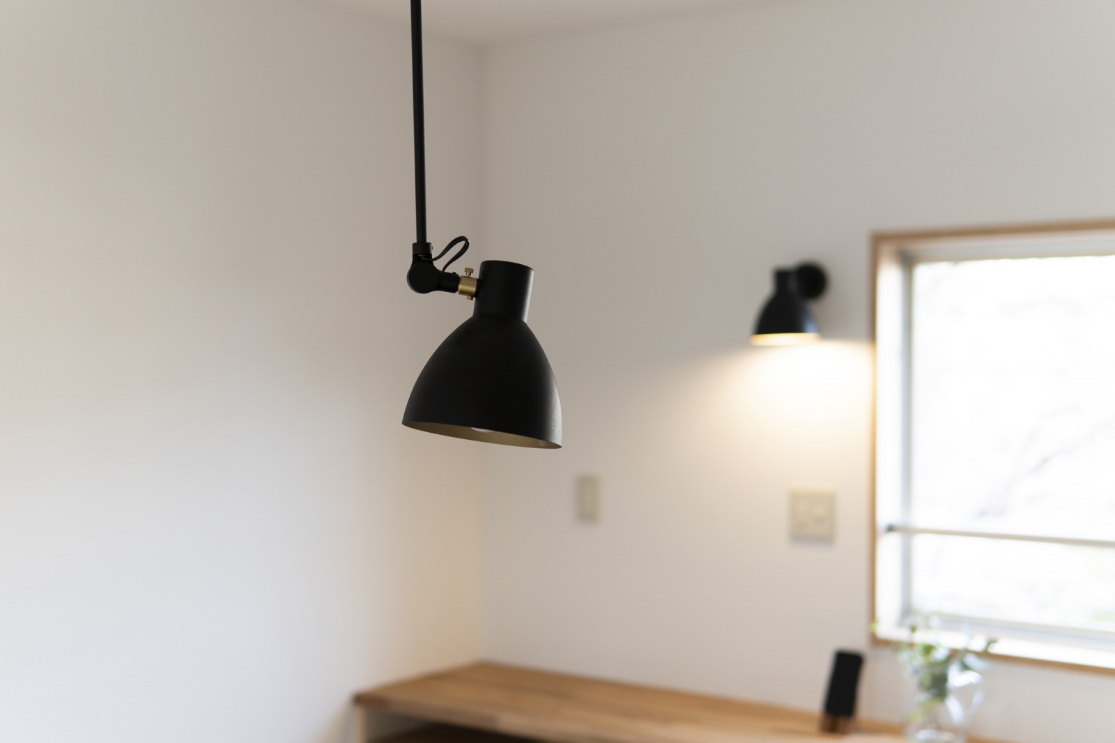 天井がコンクリートのため、既存の位置から照明をずらさずに美しく機能的に使用できる照明を配置。