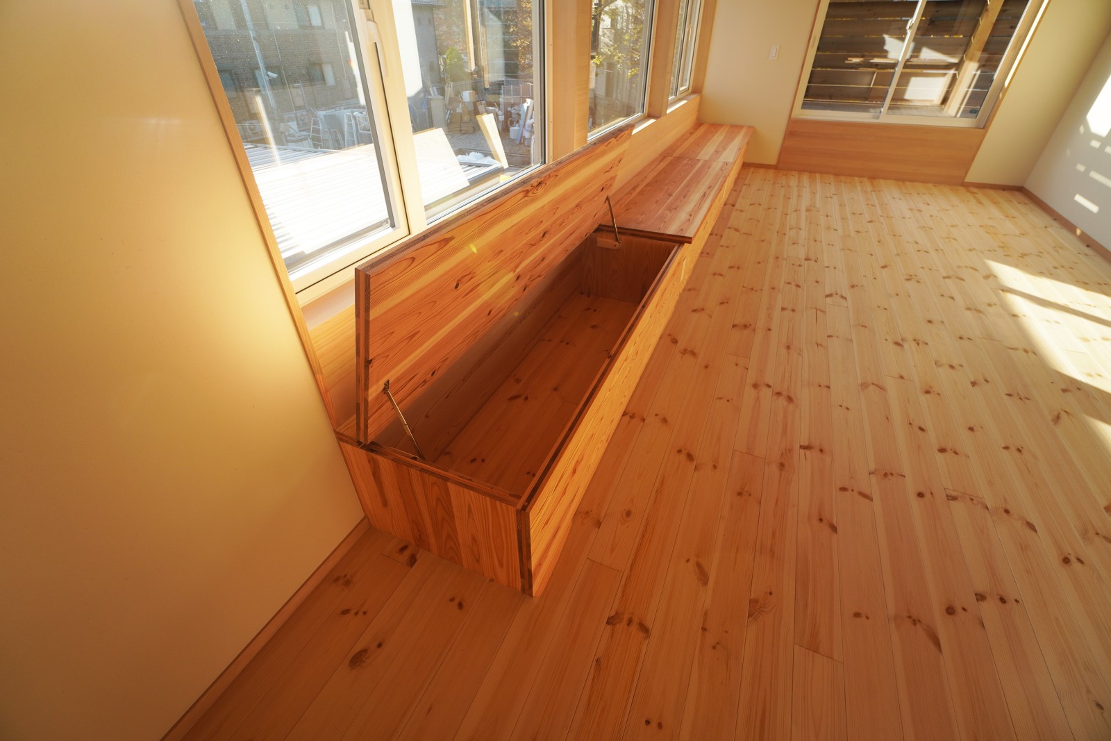 窓際ベンチは収納になっています