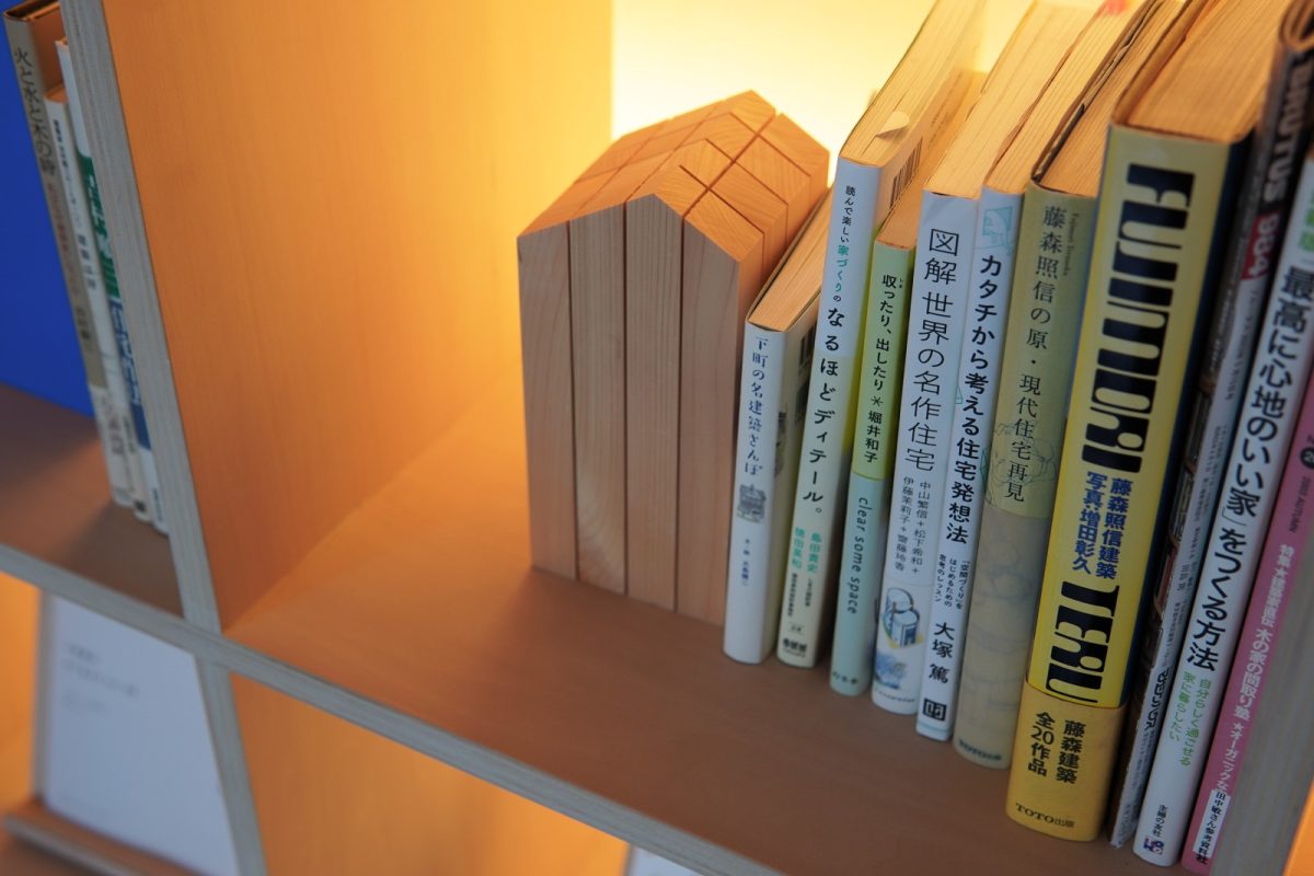 インテリアにも馴染むヒノキのブックエンド