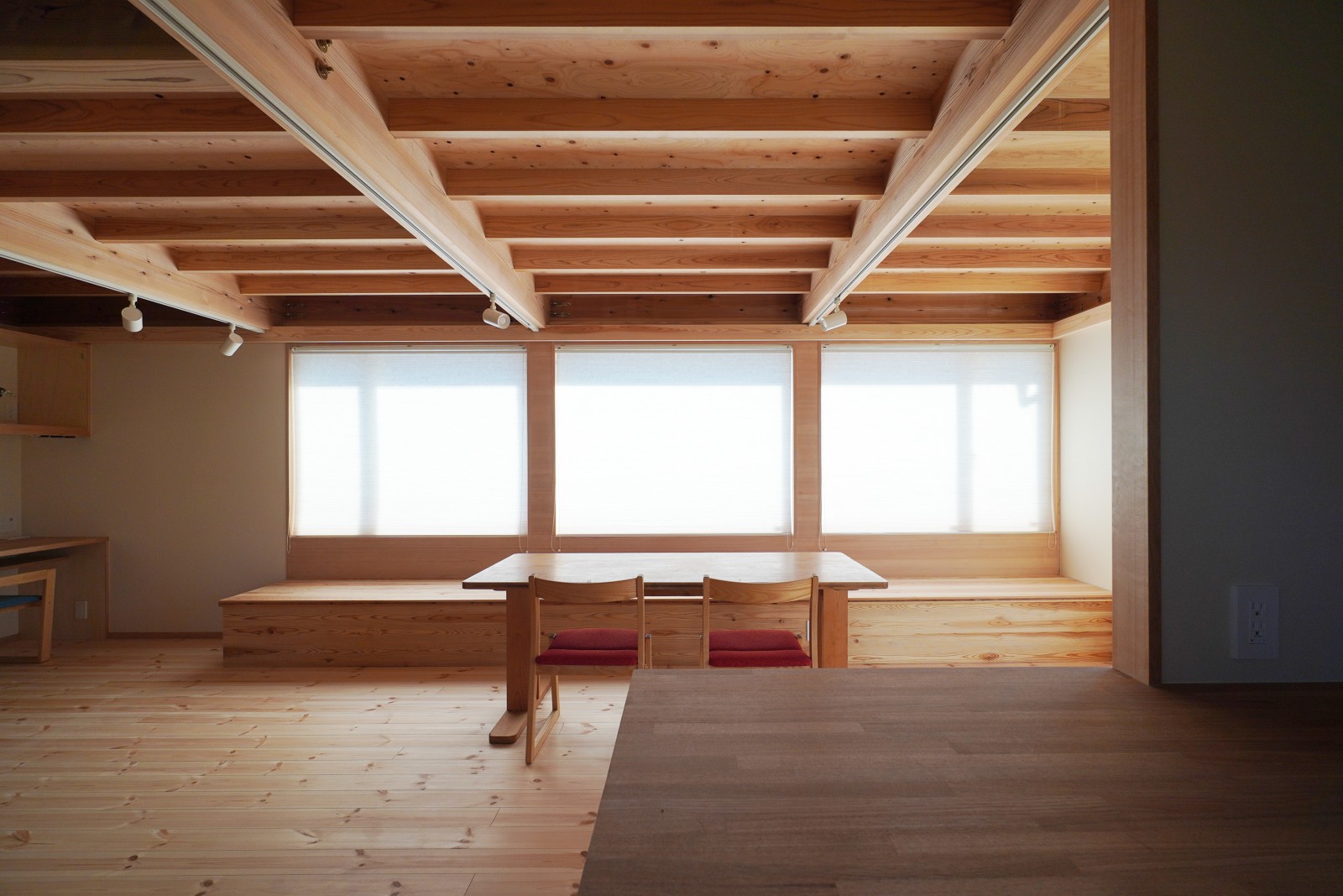 大きな窓で明るい空間に