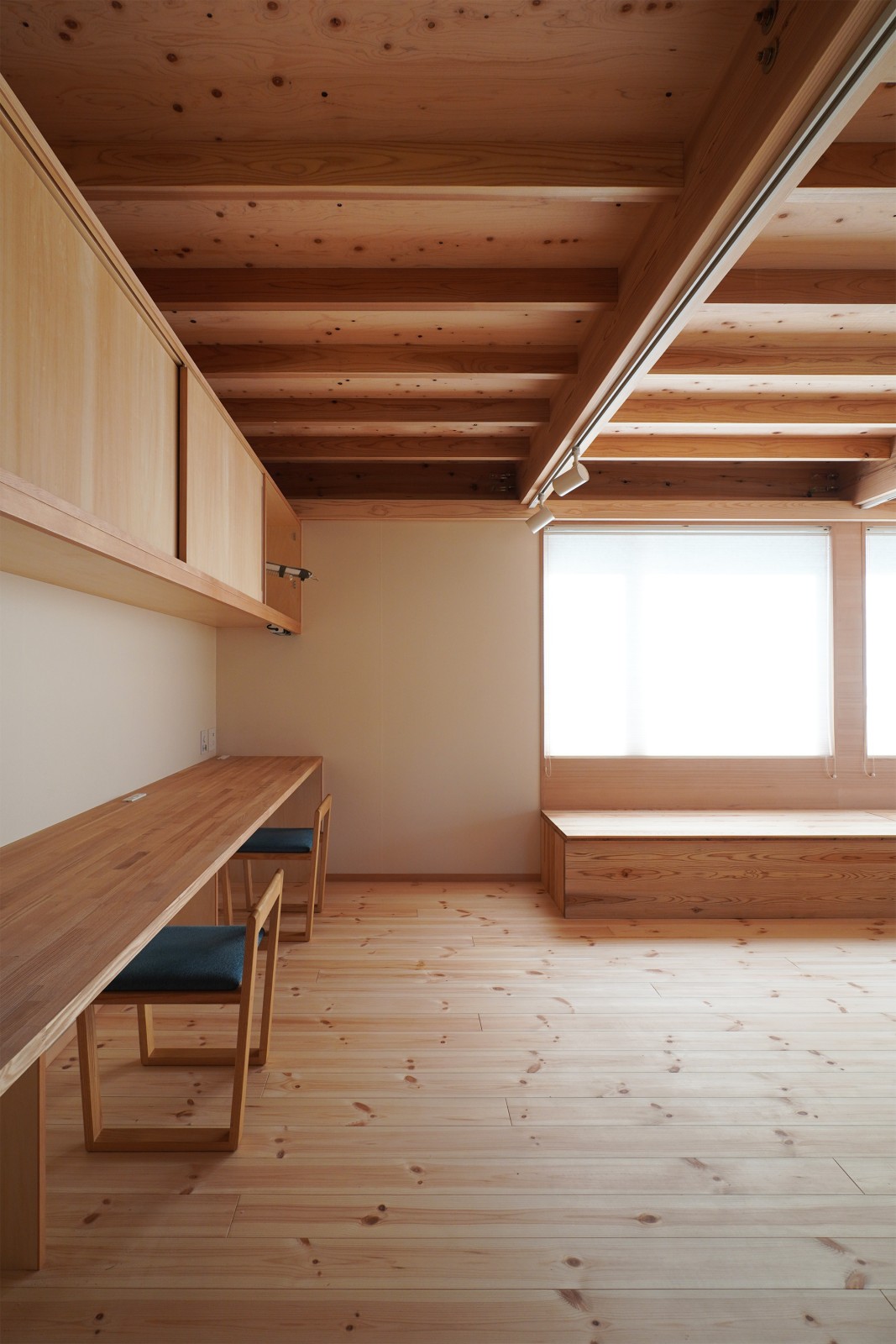 デスクスペースには調光付きの照明が仕込まれています