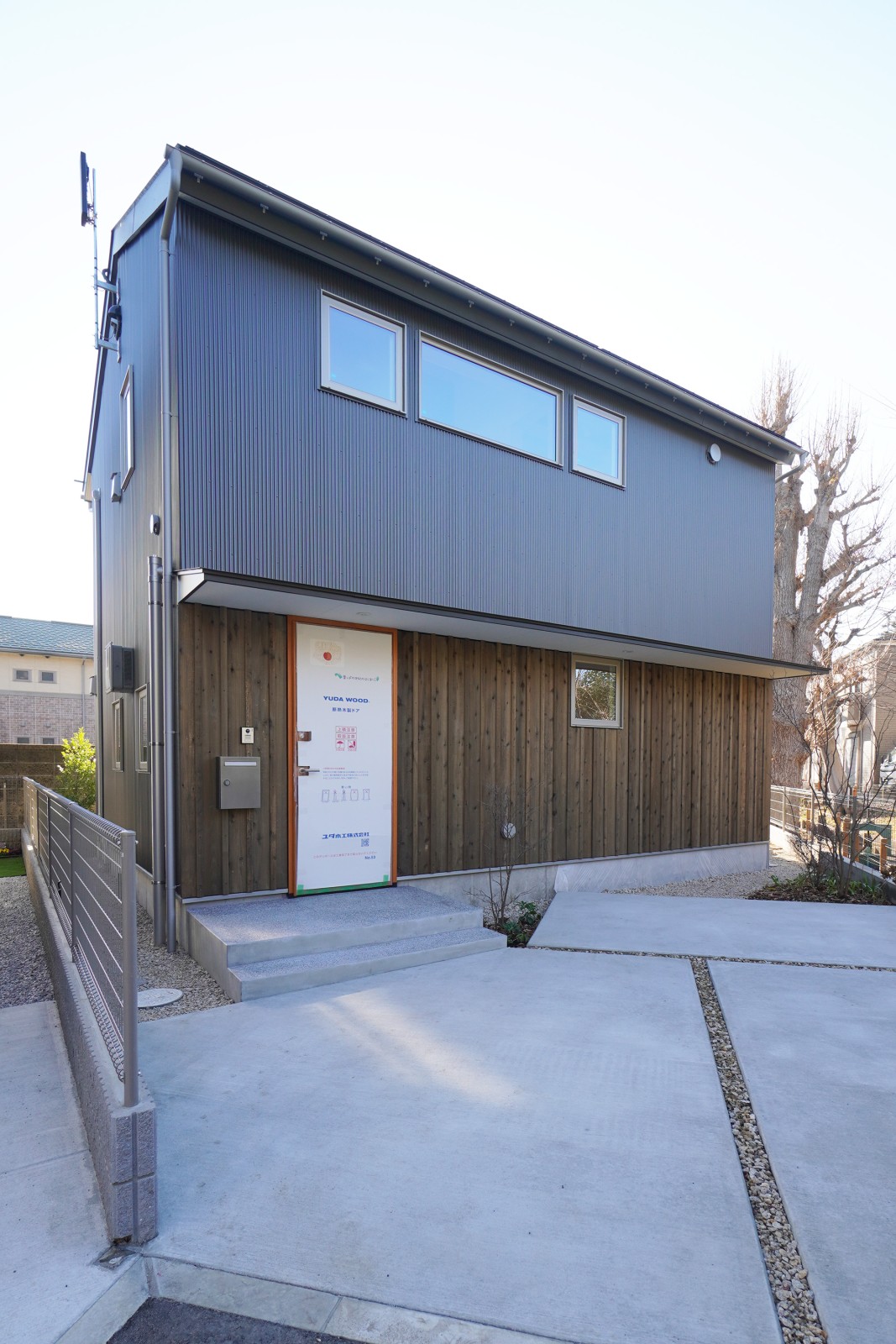 外壁はガルバリウム(小波・銀黒)とウッドロングエコ塗装のスギのツートン
