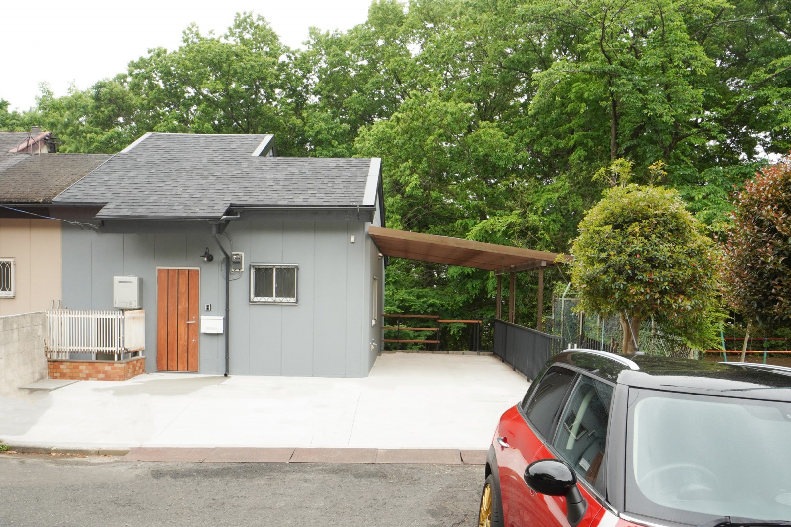 使い方のアイディアが広がるオープンな駐車スペース