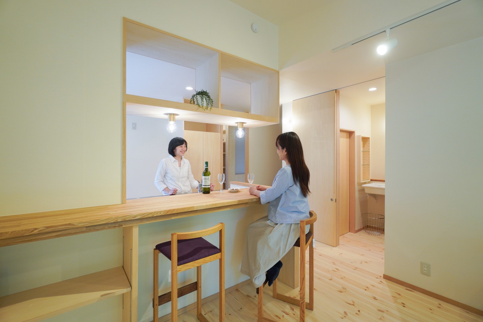 カウンターはナラ材、キッチンの照明はオーナーがセレクト