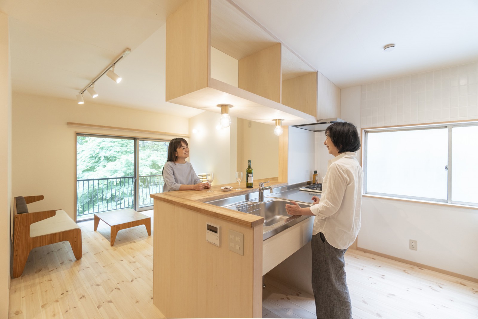 造作のキッチン。調理スペースやパントリーも広めに計画