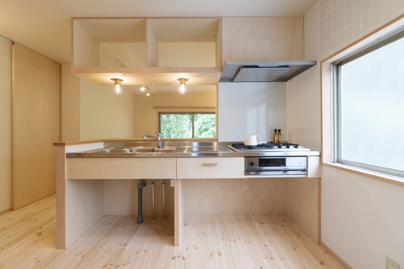 キッチンからも窓の外を眺められる