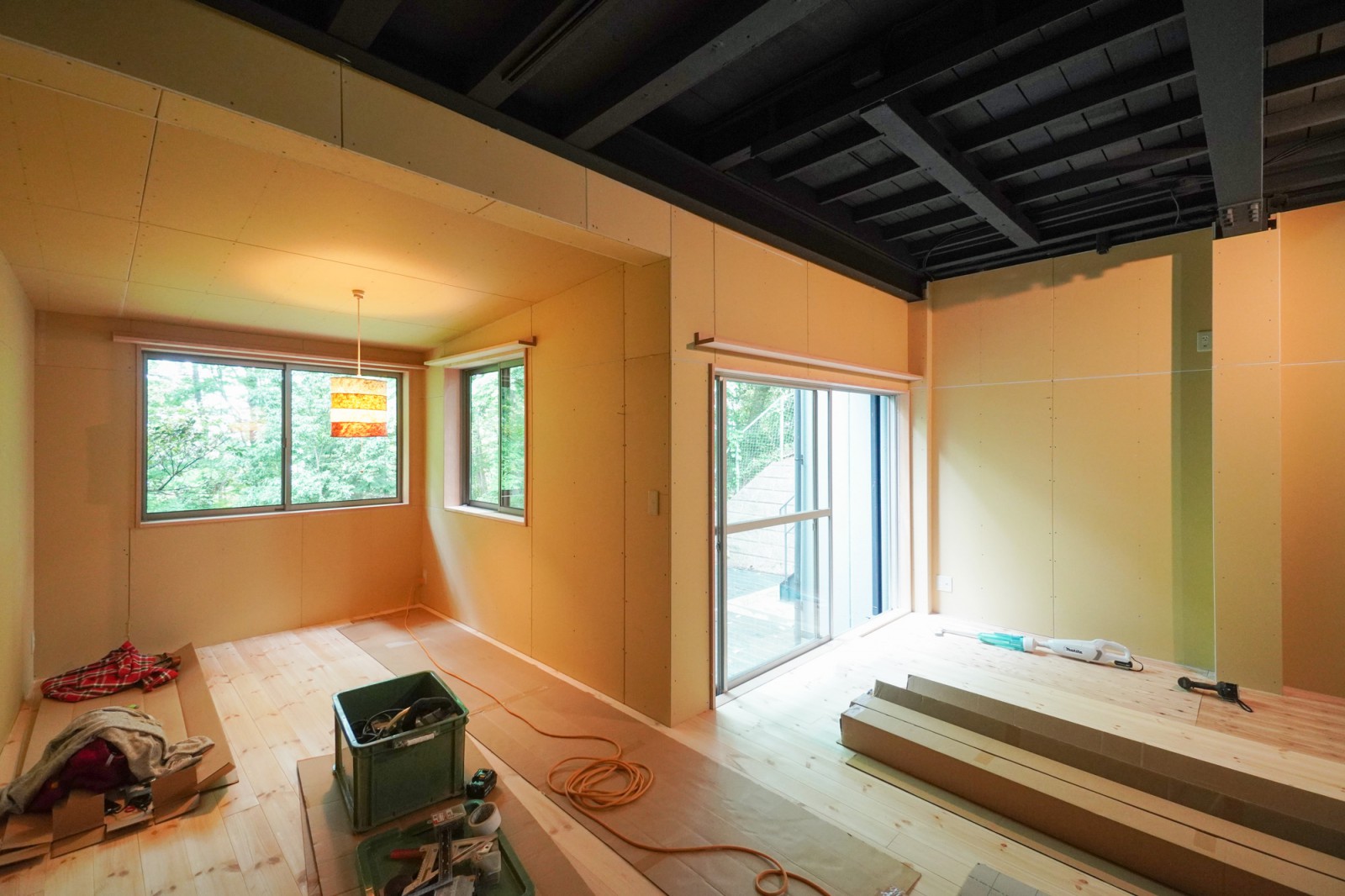 DIY工事が進み、床材がはられている様子