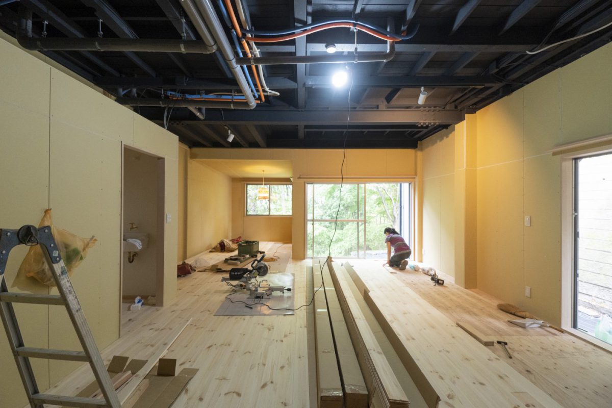 1階のアトリエスペース。床はりと壁の仕上げはオーナーが知人とDIYで工事を進めている。