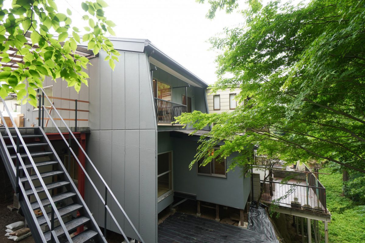 既存建物の増築されていたスペースは要不要を見直して減築を行い、鉄骨階段を新設している。