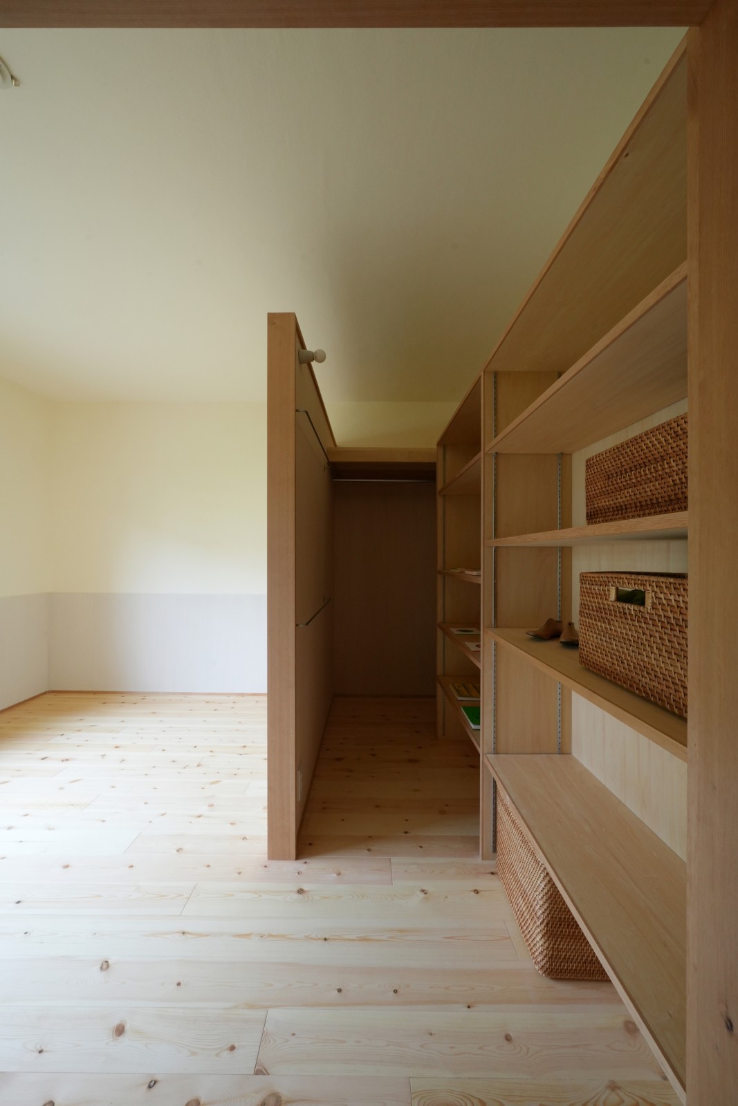 木のあたたかみを感じる、造作のクローゼット収納