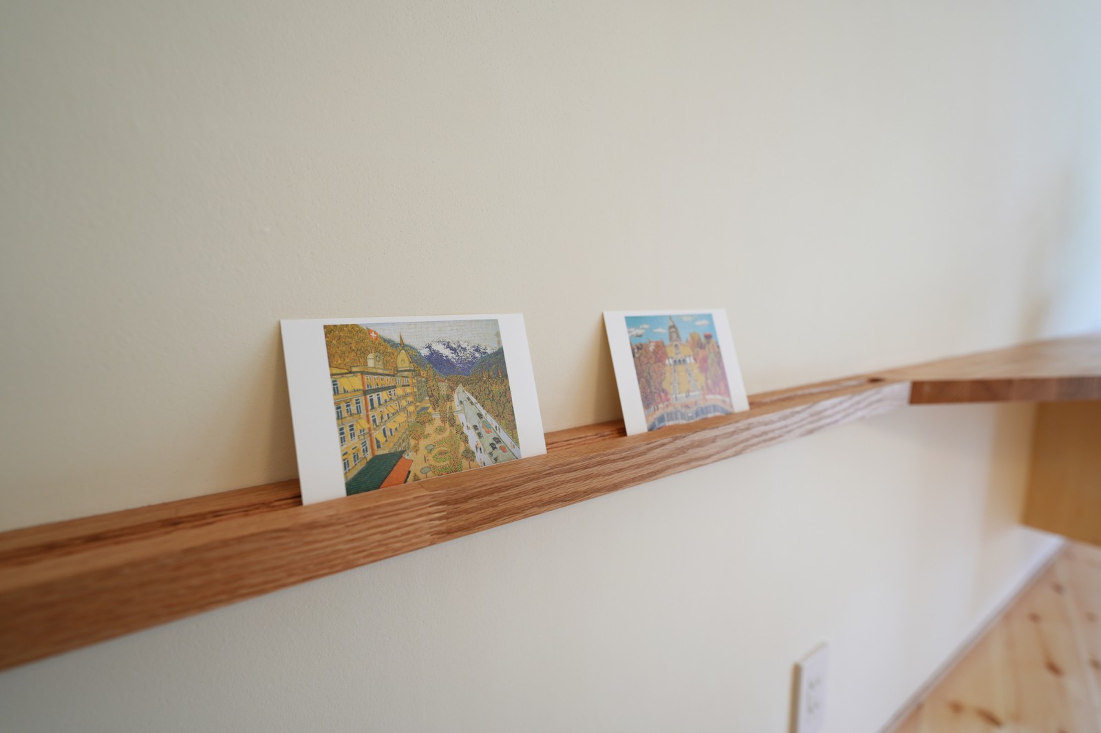 壁面にはポストカードや写真を飾れるちょっとした工夫も