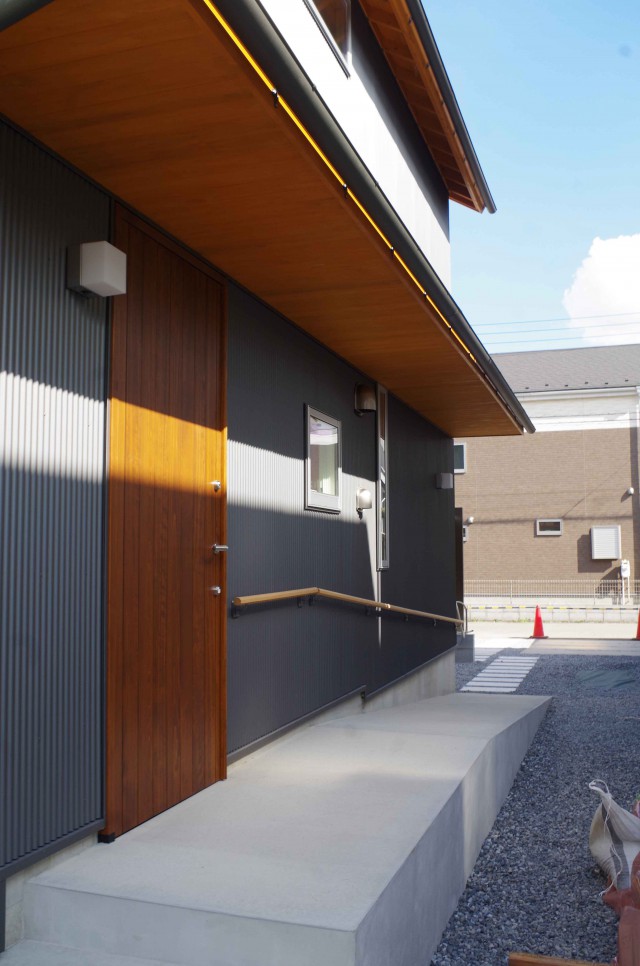 アプローチはスロープです。 庇をしっかりかけ、手摺も設置しています。